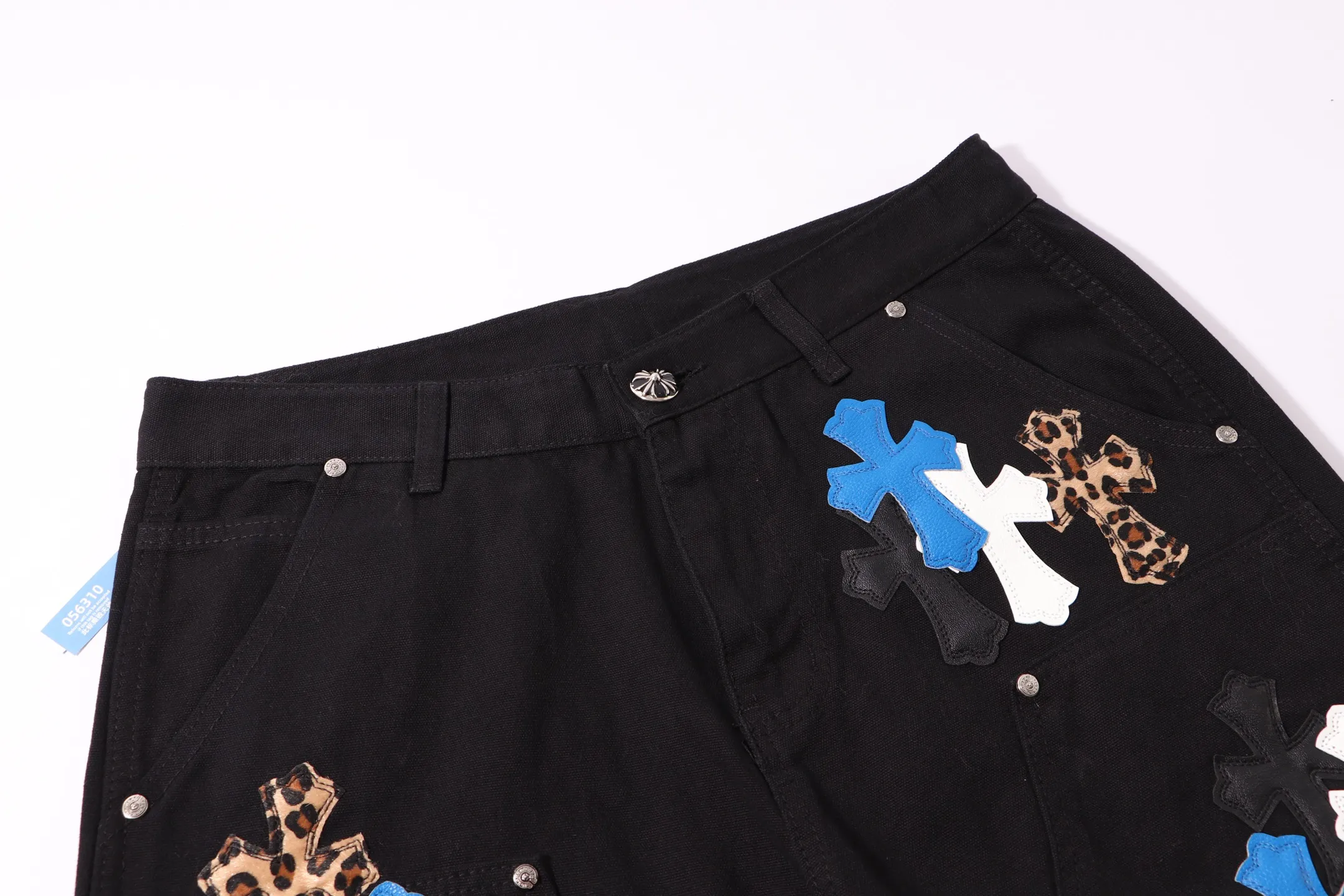 P260 Style number: H33 Croxin & 𝐂𝐡𝐫𝐨𝐦𝐞 𝐇𝐞𝐚𝐫𝐭 ss25 black white and blue leopard print leather denim workwear logging pants. Styles with different washed textures are very friendly to people with thin legs. The slightly flared version perfectly modifies the leg shape. The timeless and moderate length makes it easy to match and match. It is the basis for various styles and is a must-have in your wardrobe! The fabric is stiff but also makes the upper body soft without losing texture. The washing process is even more perfect. It is a must-have item for everyone! ! ! Washed wheat, hang tag, pants label, three labels complete Color: black Size: 28-30-32-34-36